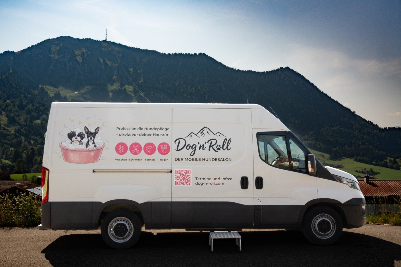 Das Hundemobil vor der Allgäuer Bergkulisse